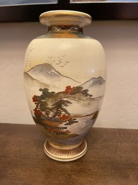 Antique Japanese Satsuma Vase Taishou period Handpainted Signed